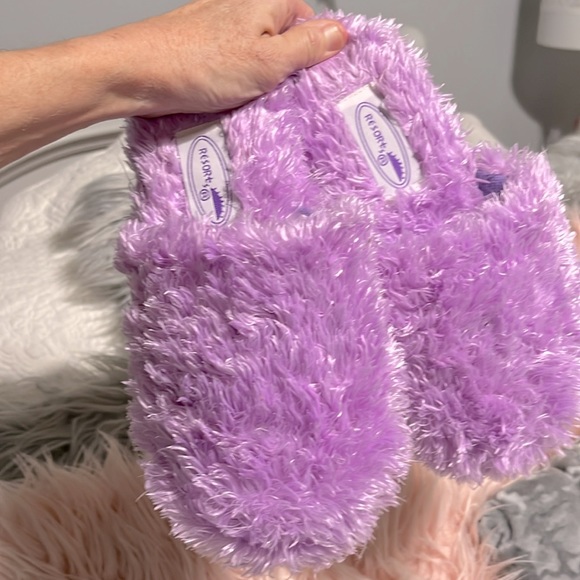 Resorts Purple Fluffy Slippers Womens 5/6 House Shoes Comfy Slip On - Picture 3 of 16